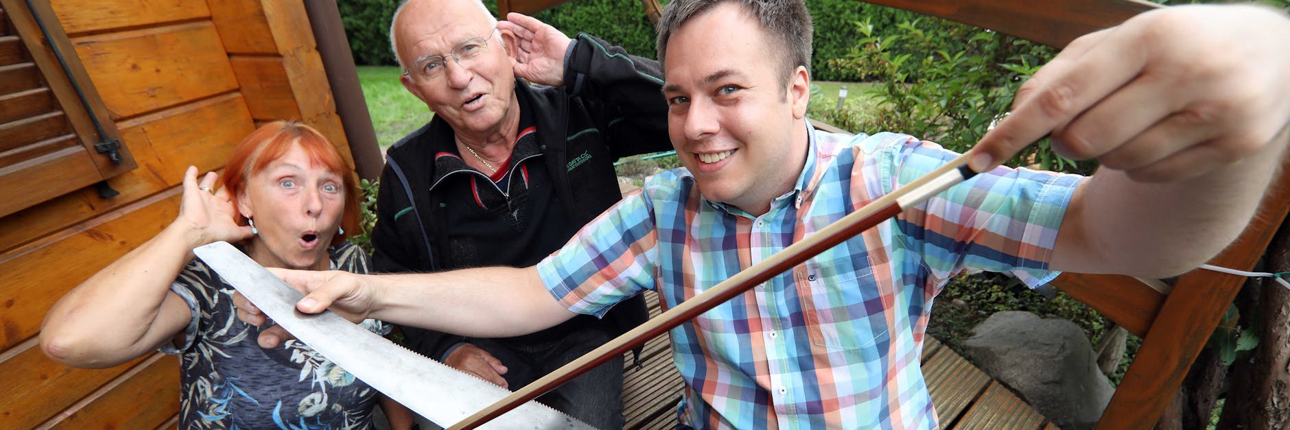 Hops, Hopsi und Nachfolger: Die Klichs zeigen Christopher Flade, wie man auf einer Säge spielt.