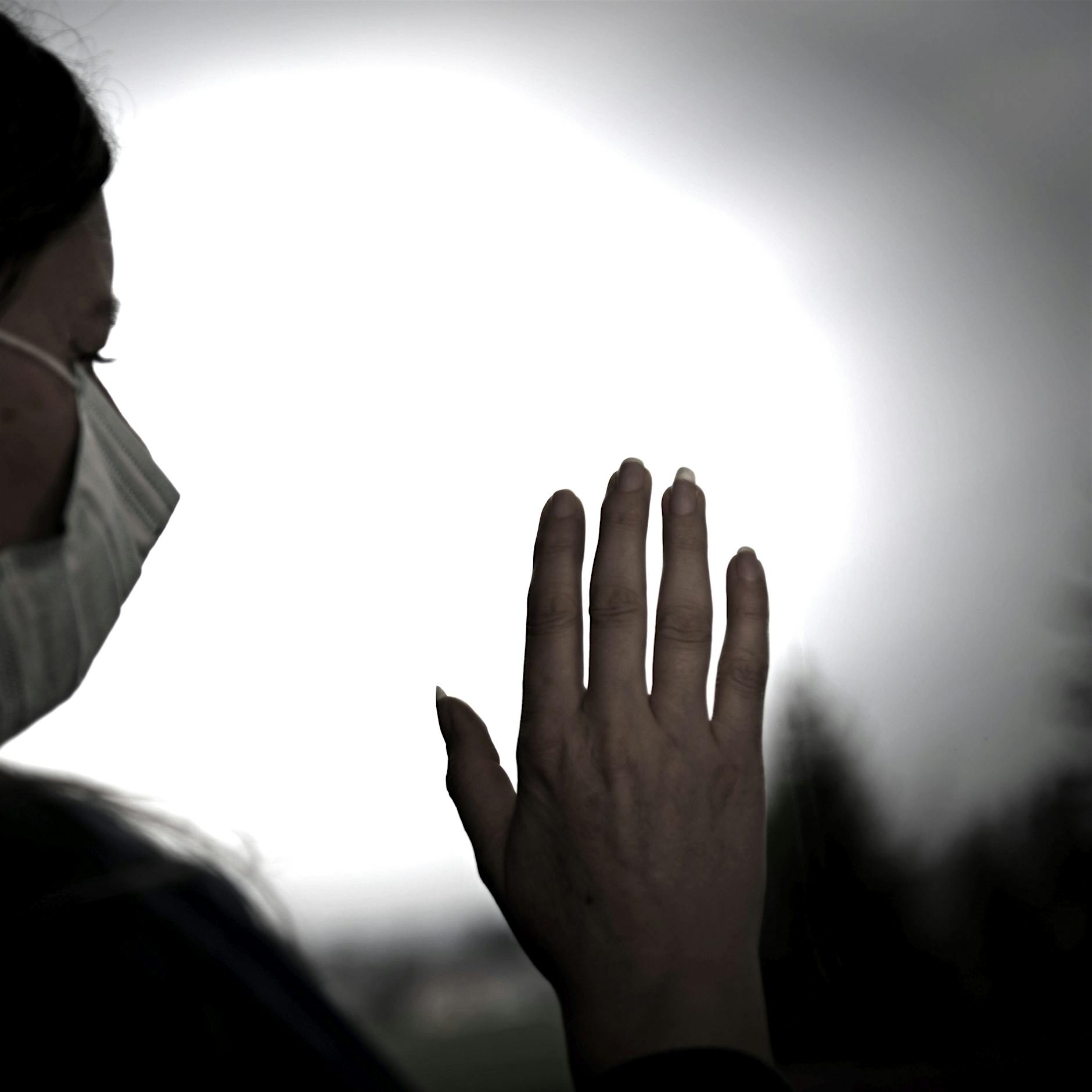 Werden die Maßnahmen gegen die Pandemie am Ende mehr Schäden anrichten als Covid-19 selbst?