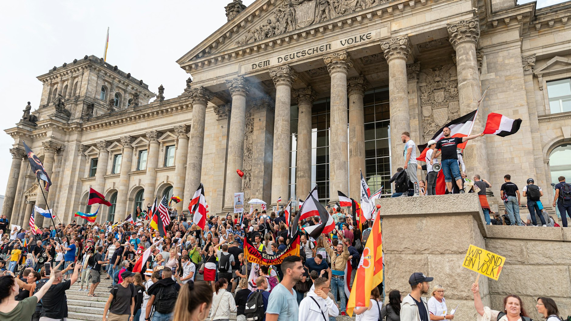Mehrere Hundert Teilnehmer einer Anti-Corona-Demo stürmten die&nbsp;Reichstagstreppe, wo sie ihre Fahnen schwenkten.&nbsp;