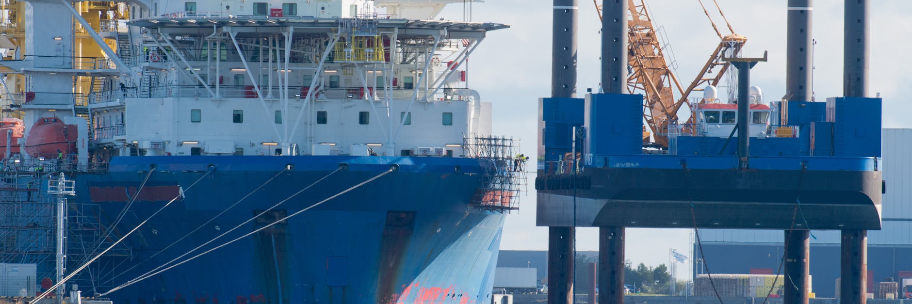 Ein russisches Verlegeschiff liegt im Hafen Mukran auf Rügen. Es wird dort für seinen Einsatz zum Weiterbau der Ostsee-Pipeline Nord Stream 2 vorbereitet.