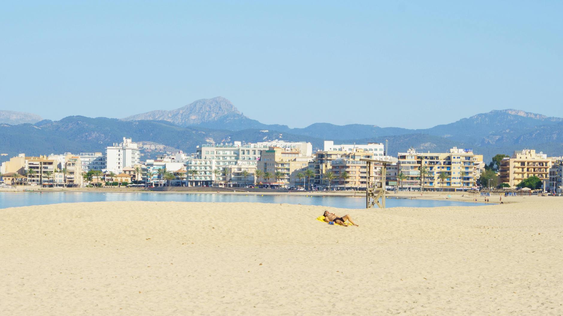 Vertreter der Tourismusbranche in Spanien fürchten, es könnte wieder leer werden – wie hier am Strand Playa de Palma auf Mallorca.