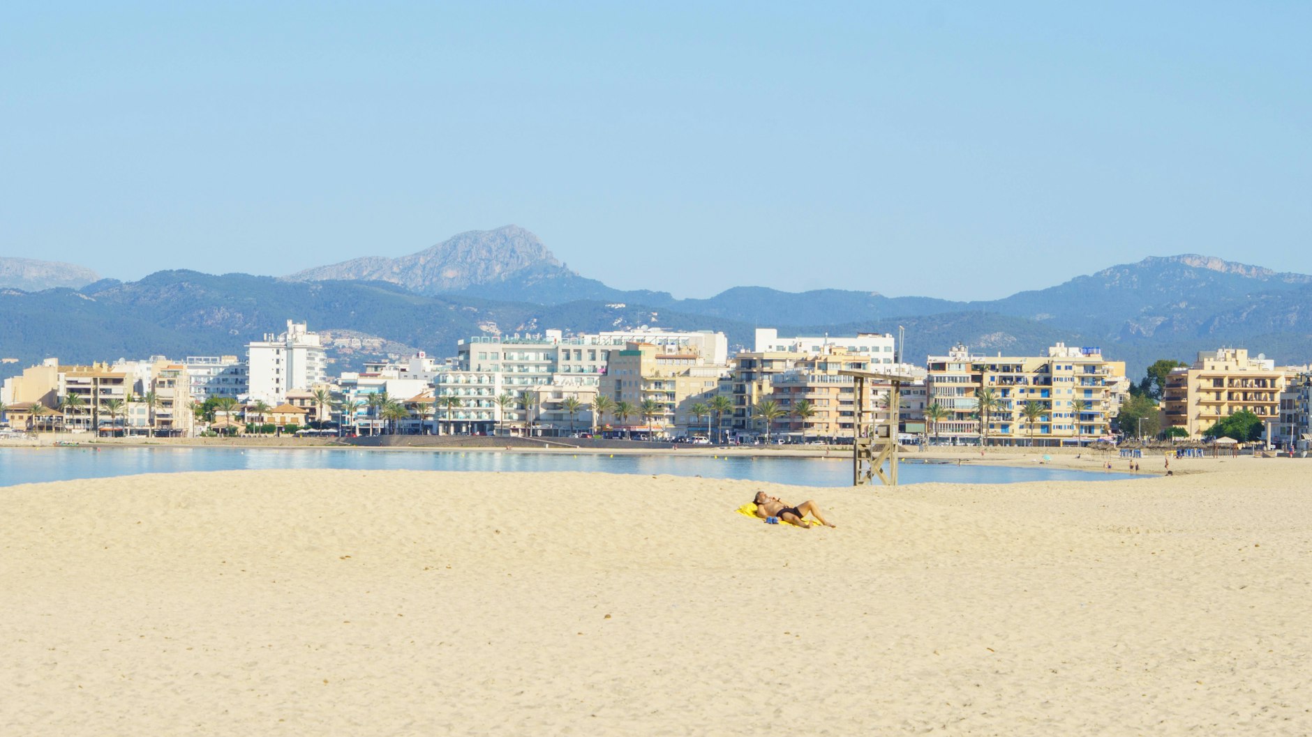 Vertreter der Tourismusbranche in Spanien fürchten, es könnte wieder leer werden – wie hier am Strand Playa de Palma auf Mallorca.