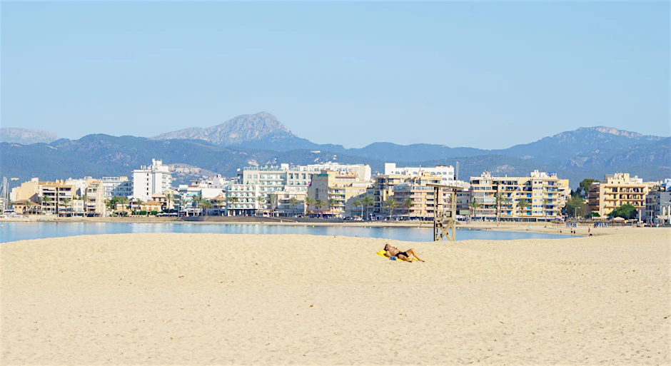 Vertreter der Tourismusbranche in Spanien fürchten, es könnte wieder leer werden – wie hier am Strand Playa de Palma auf Mallorca.
