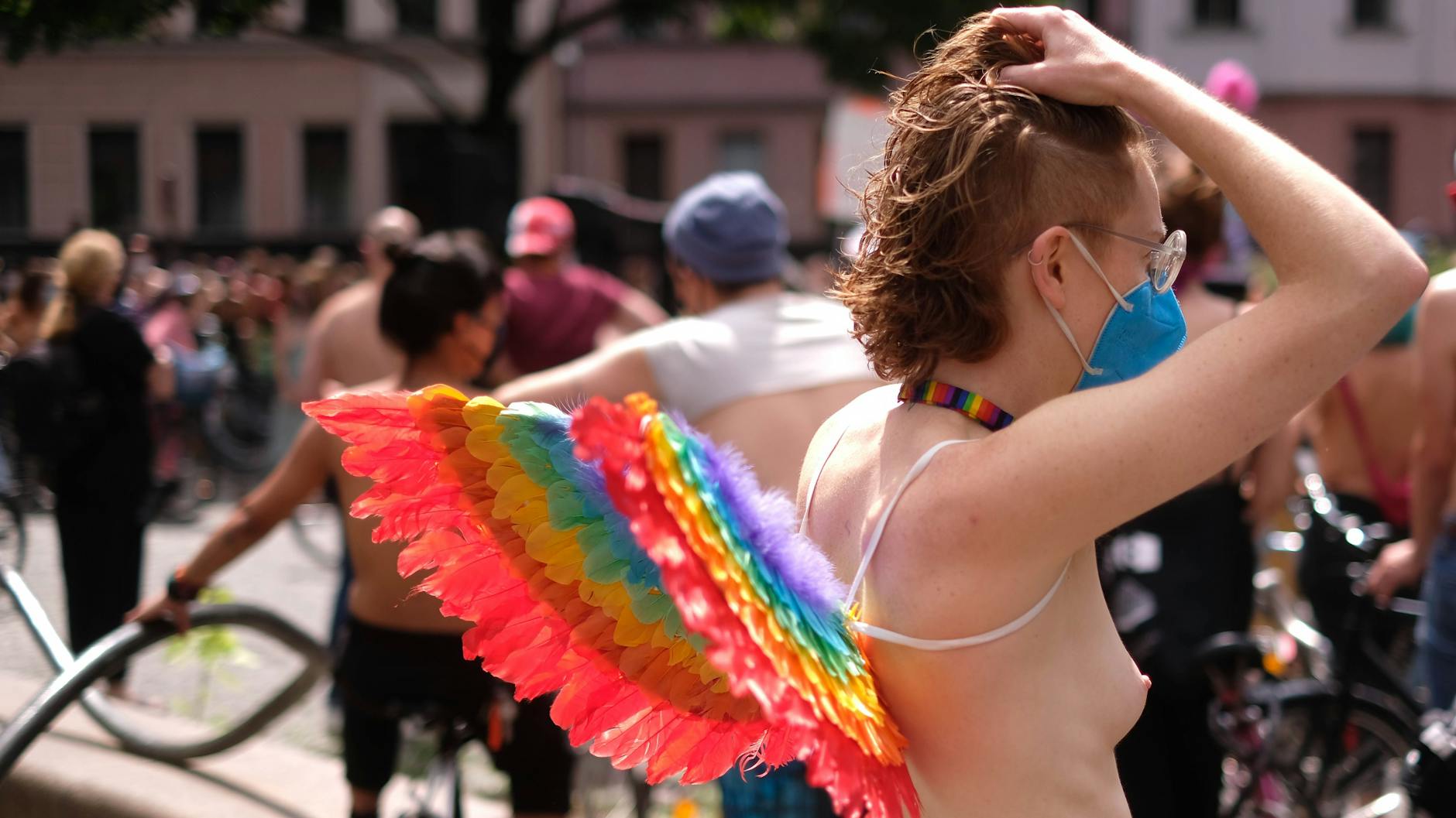 Etwa 300 Teilnehmer haben sich am Mariannenplatz versammelt und fordern gleiches Recht für alle. Der Anblick von weiblichen Brüsten sei keine Zumutung. <br><br>