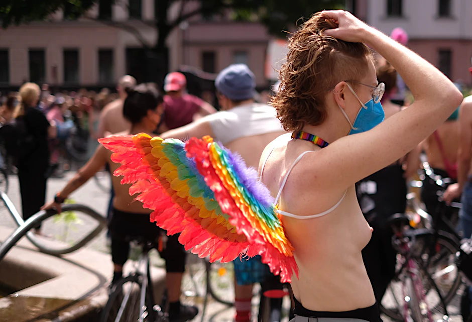 Etwa 300 Teilnehmer haben sich am Mariannenplatz versammelt und fordern gleiches Recht für alle. Der Anblick von weiblichen Brüsten sei keine Zumutung.&nbsp;<br><br>