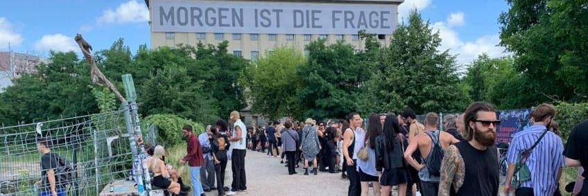 Seit Sonnabend stehen vor dem Berghain wieder Hunderte Clubgänger an.