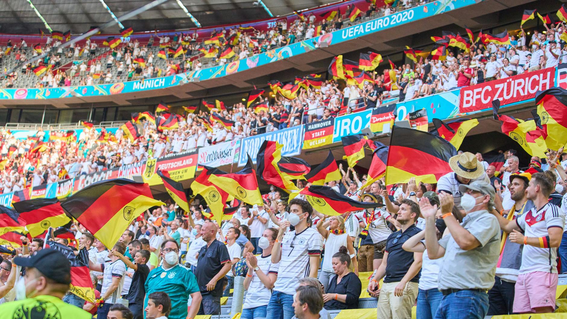 Deutsche Fans beim EM-Spiel Deutschland gegen Portugal (Symbolbild).