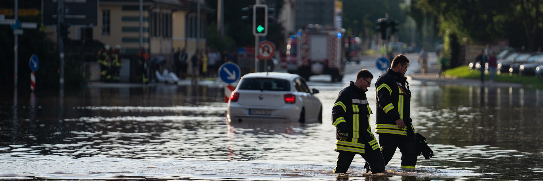 Eine überschwemmte Kreuzung in Ansbach (Bayern).&nbsp;