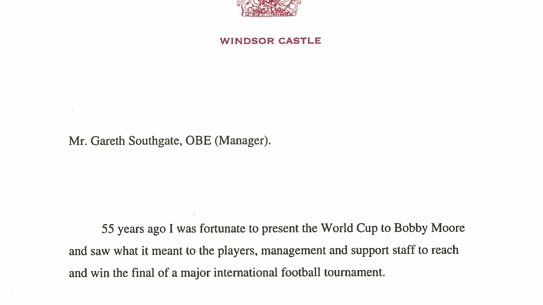 In diesem Brief hat die britische Königin Elizabeth II. dem englischen Nationalteam vor dem EM-Finale Englands gegen Italien viel Erfolg gewünscht. In den Zeilen an Nationalcoach Southgate würdigte die Queen „Geist, Hingabe und Stolz“ der Mannschaft.&nbsp;&nbsp;