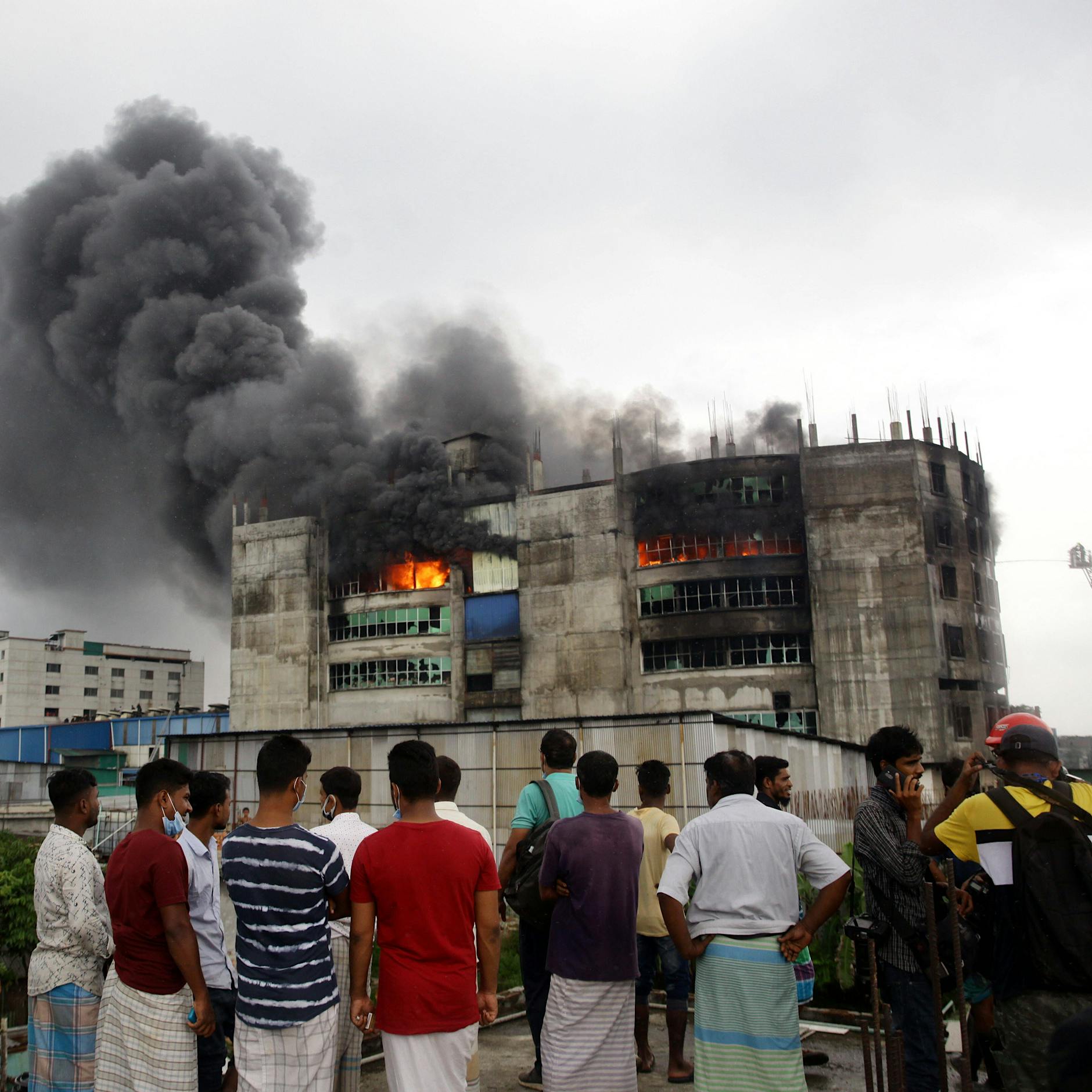 Nach Feuer-Inferno in Fabrik in Bangladesch mit 52 Toten: Polizei nimmt Eigentümer und führende Mitarbeiter fest