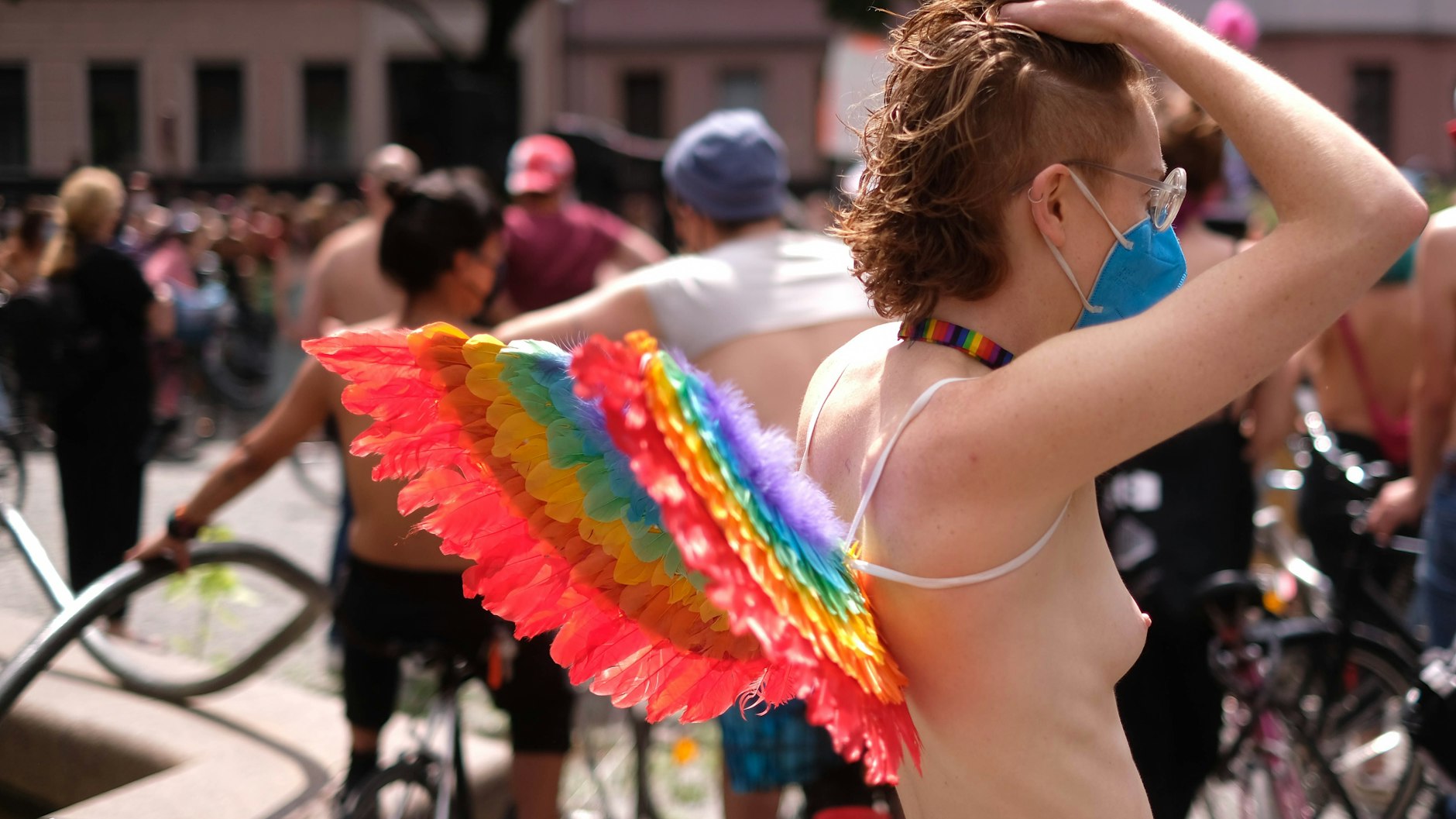 Etwa 300 Teilnehmer haben sich am Mariannenplatz versammelt und fordern gleiches Recht für alle. Der Anblick von weiblichen Brüsten sei keine Zumutug.<br>