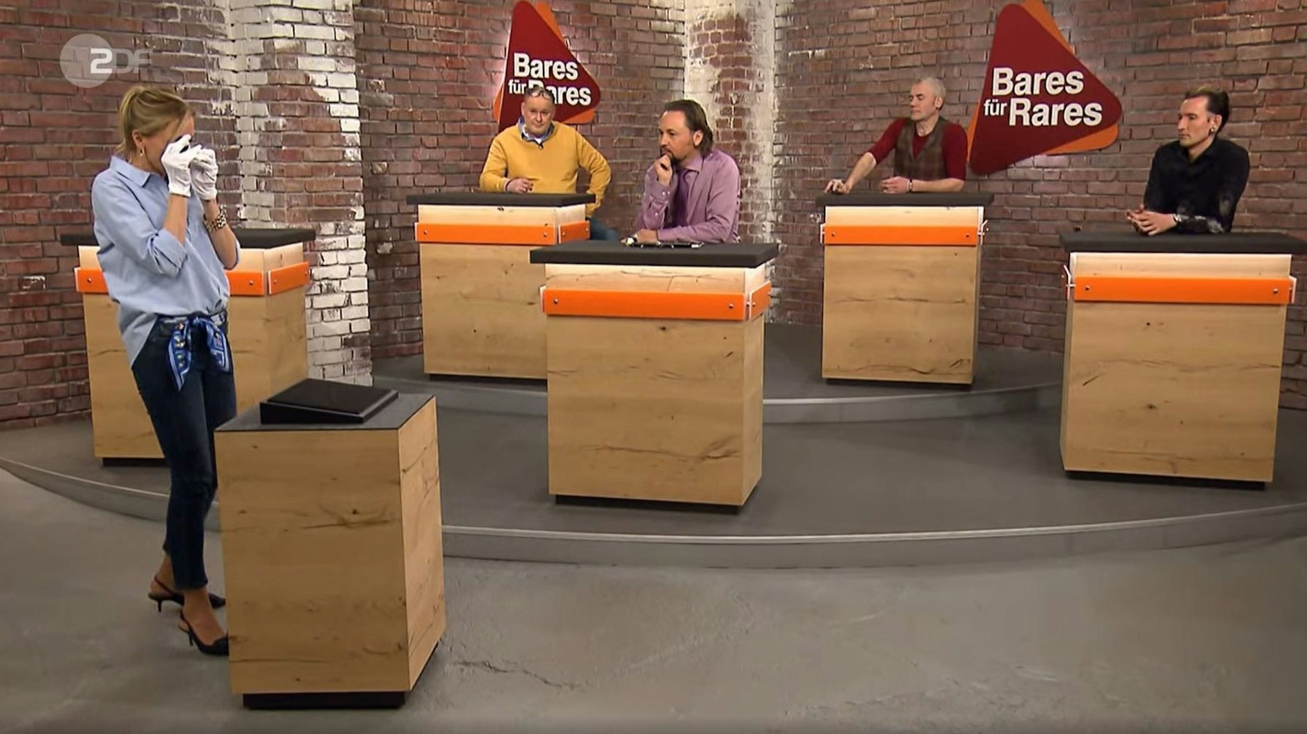 Im „Bares für Rares“-Händerraum nimmt Elisabeth Nüdling den Ring genau unter die Lupe.