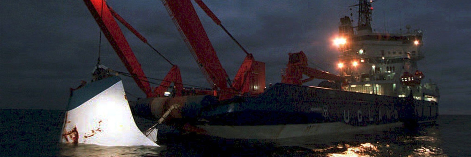 Das Archivbild vom 18. November 1994 zeigt die Bergung der Bugklappe der gesunkenen Fähre „Estonia“ durch den norwegischen Eisbrecher „Nordica“ nahe der Insel Utoe vor der finnischen Küste. 