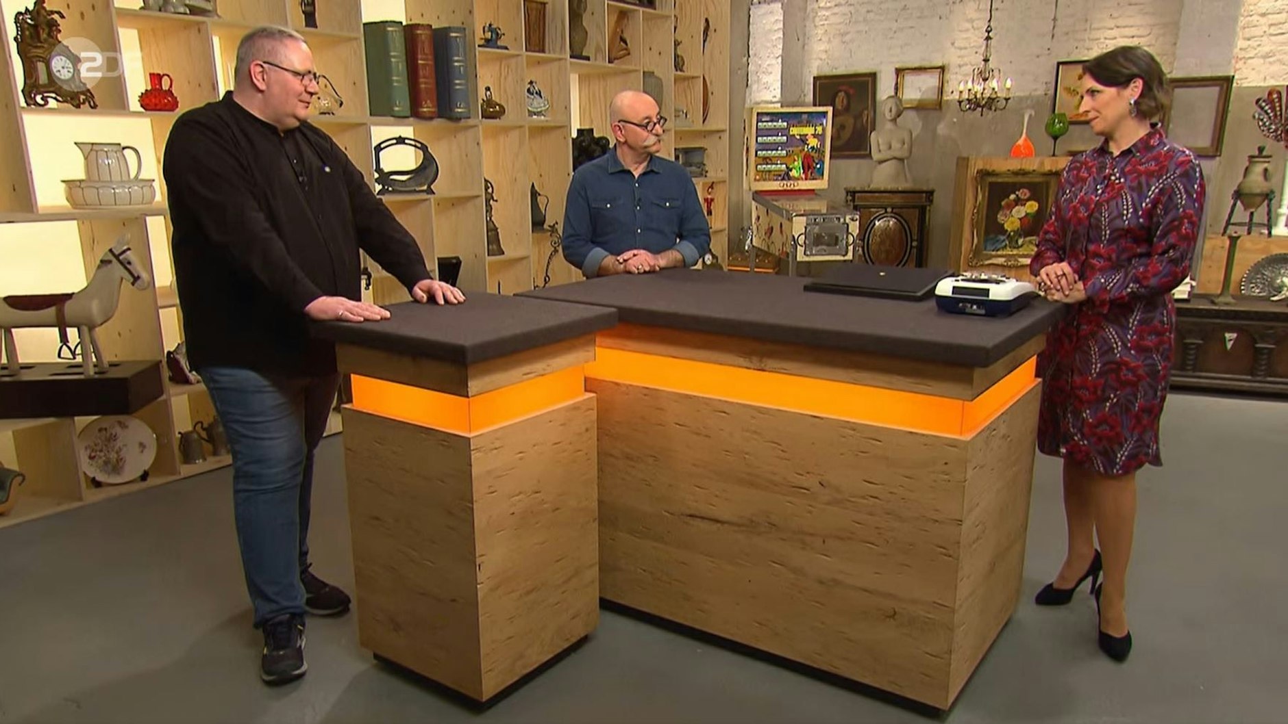 Horst Lichter, Wendela Horz und Kandidat Thomas Luedecke sprechen bei „Bares für Rares“ über den Goldring.