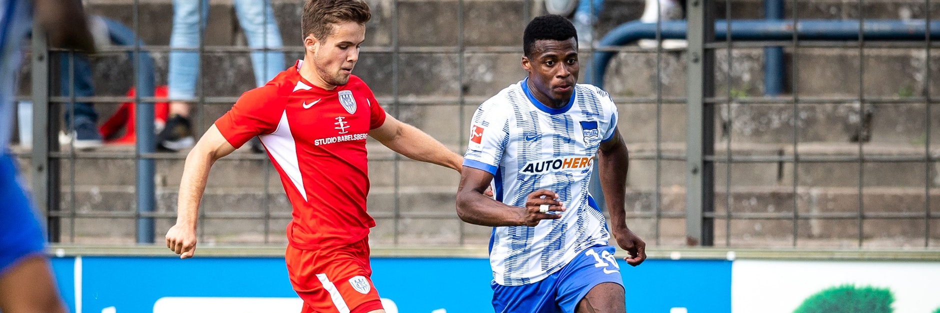 Javairo Dilrosun (r.) im Laufduell mit Babelsbergs Robin Müller.