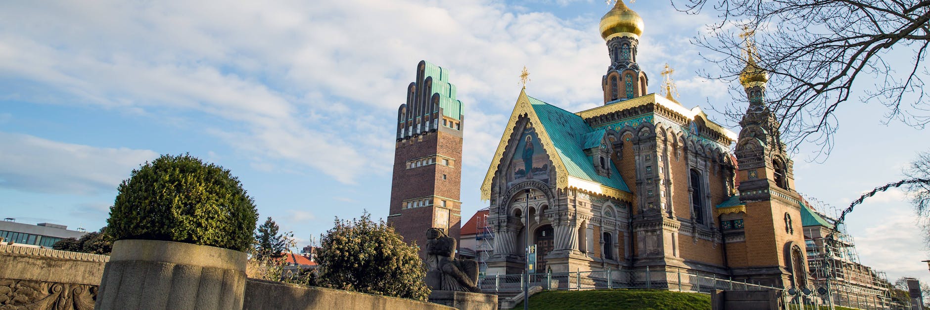Die Mathildenhoehe in Darmstadt: Im Vordergrund mit goldenen Kuppeln ist die Russische Orthodoxe Kirche der heiligen Maria Magdalena zu sehen. Links im Hintergrund ragt der Hochzeitsturm in den Himmel.
