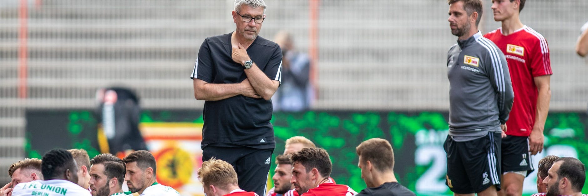 Unions Trainer Urs Fischer läuft in der Halbzeitpause des teaminternen Tests nachdenklich an seinen Spielern vorbei.