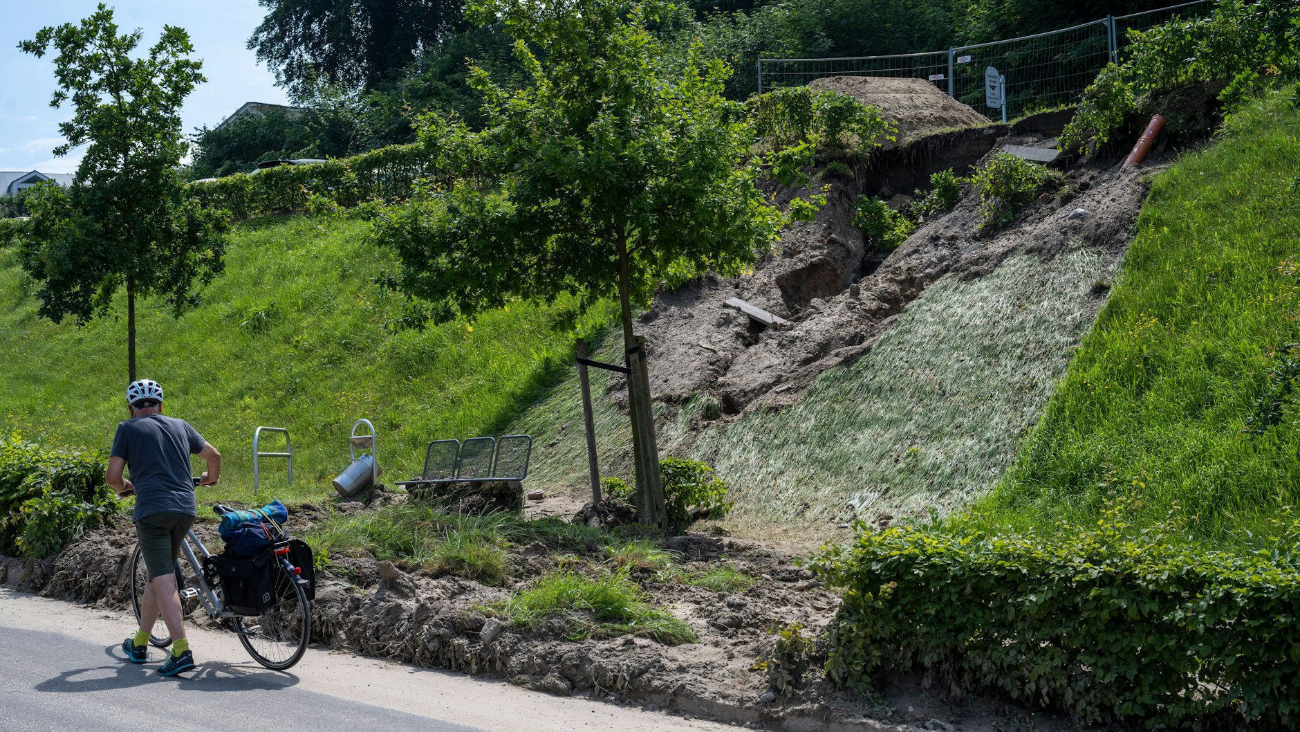 Hier in Göhren rutschen große Erdmassen auf einen Bürgersteig.