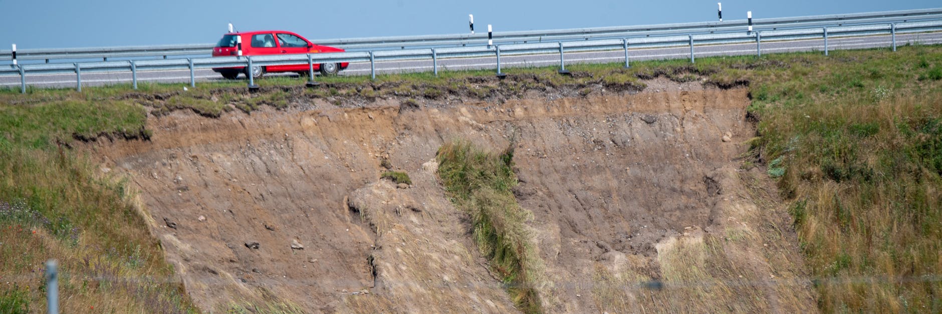 Nach dem Unwetter und Unterspülungen bei Samtens rutschten große Hänge neben der Bundesstraße 96 ab. 