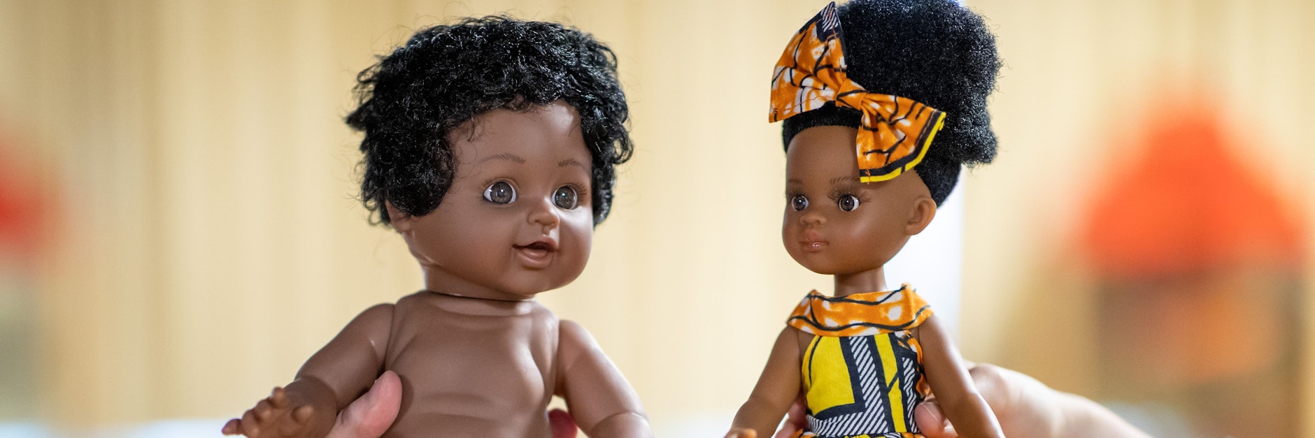 Zwei Puppen im Spielzeugmuseum Nürnberg: Die Puppe links im Bild hat schwarze Haut und trägt nichts als einen Lendenschurz mit Leopardenmuster. Sie habe aber die Gesichtszüge einer hellhäutigen Puppe, sagt eine Mitarbeiterin vom Spielzeugmuseum in Nürnberg. Die Puppe rechts hingegen wirke modern. 