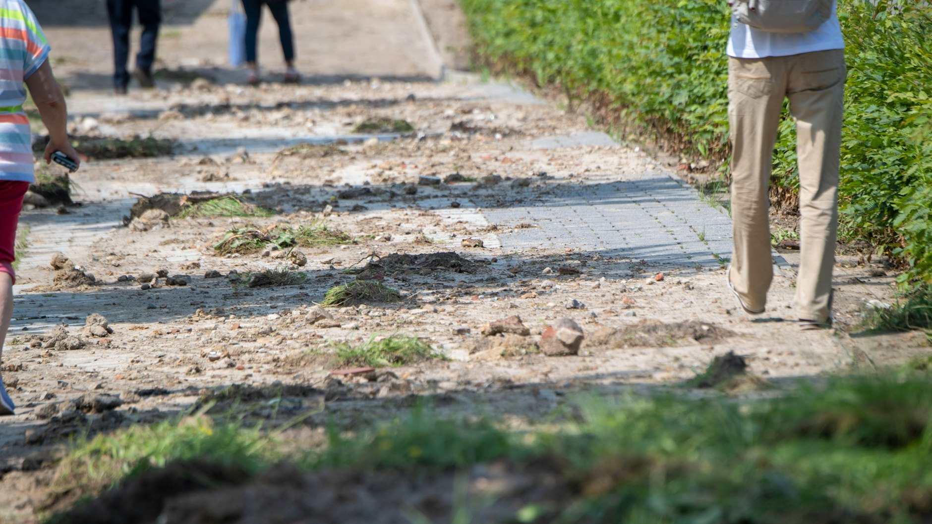 Überall liegt Schutt und Gestein auf den Straßen und Fußwegen. 