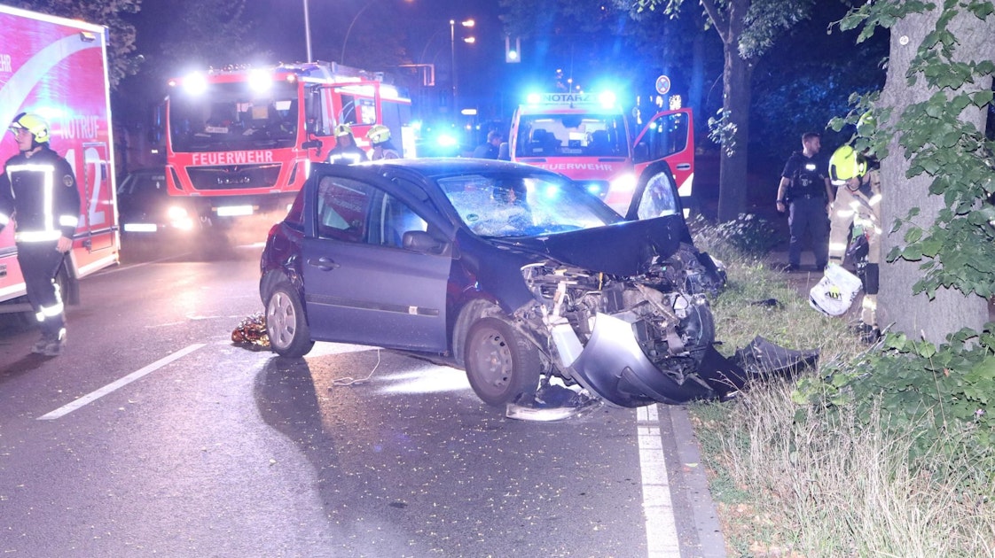 Small car crashes into a tree on a straight stretch – injured