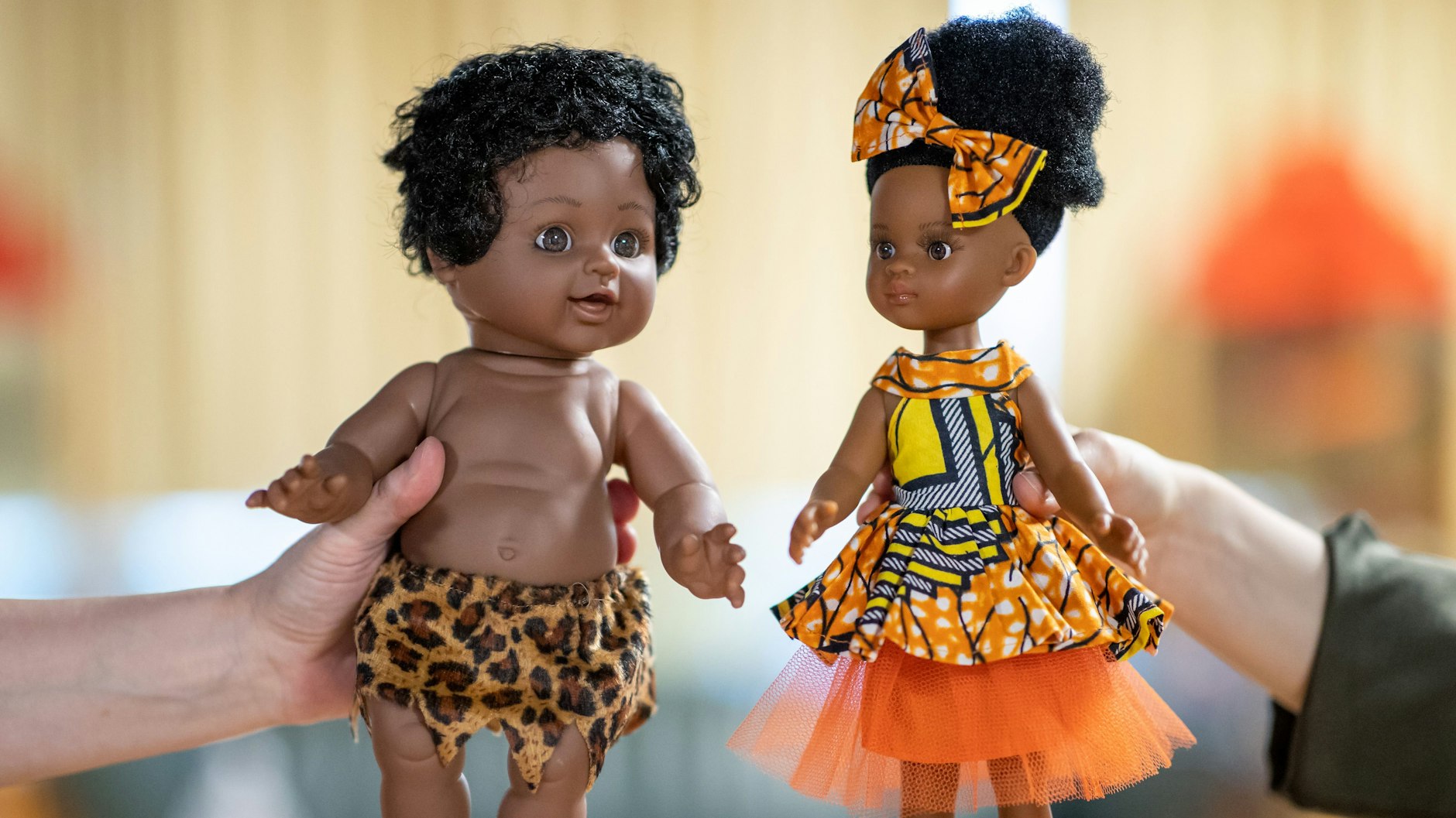 Spielzeuge prägen Kinder. Oft transportieren Spielzeuge jedoch rassistische Klischees und Stereotype.