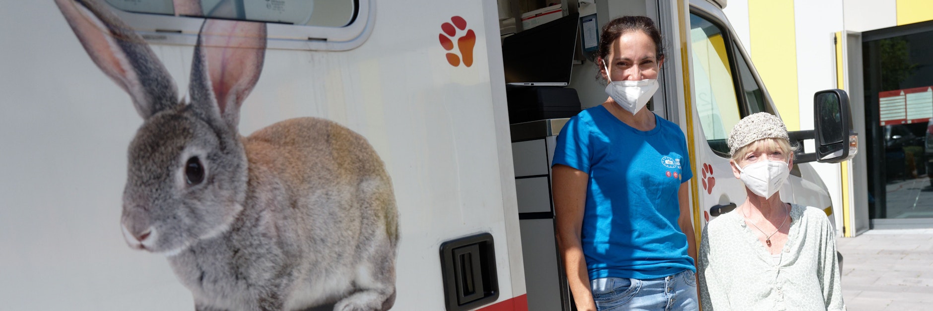 Tierärztin Claudia Gomez (li.) und Assistentin Elke Wolf (re.) stehen vor dem Tierarztmobil. 