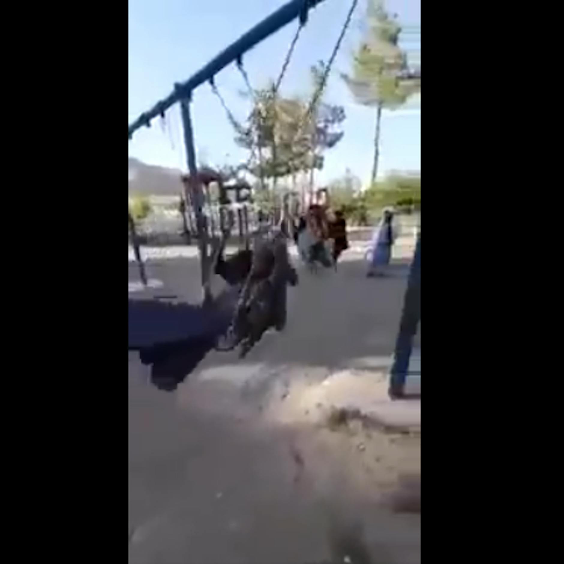 „Dieser Park gehört jetzt uns“: Video von schaukelnden Taliban spaltet das Netz
