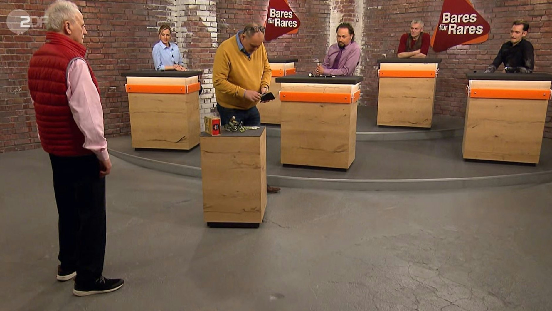 Waldi zahlt die Rechnung. Der „Bares für Rares“-Händler hat das Rennen ums Motorrad gemacht.