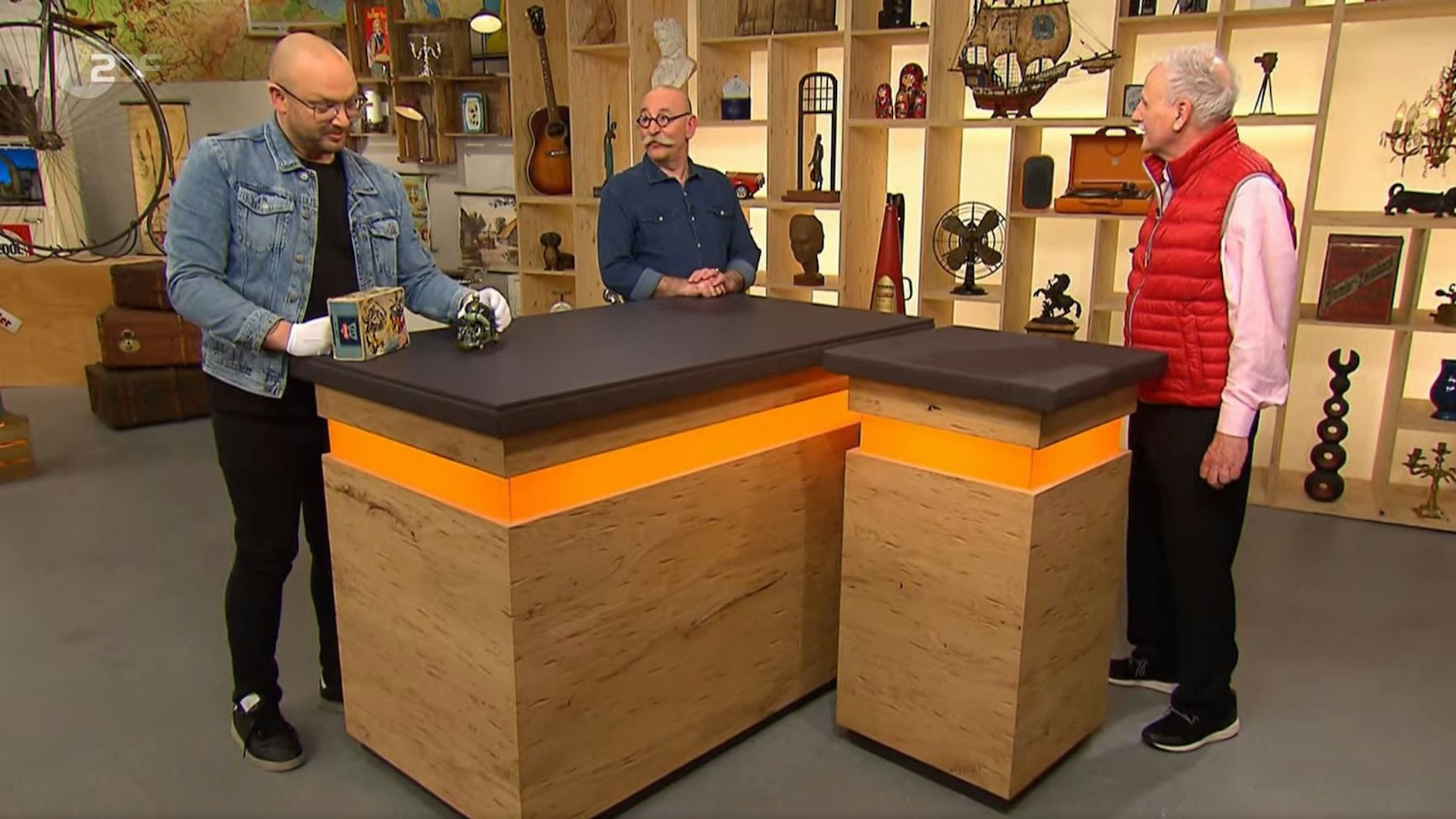 Horst Lichter und Sven Deutschmanek begutachten bei „Bares für Rares“ das SPielzeigmotorrad von Ingo Wasel