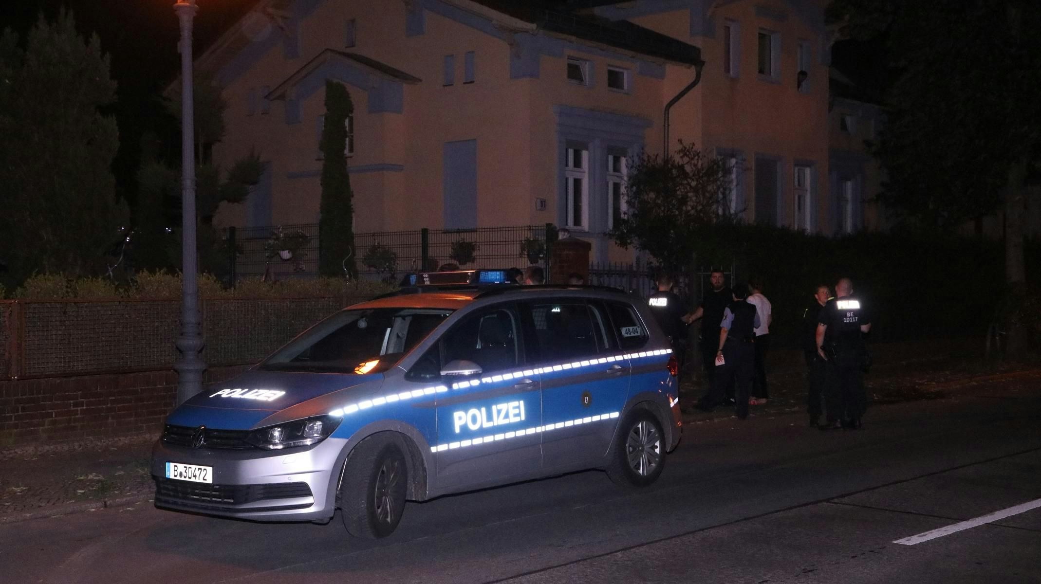 Alt-Buckow: Mann zeigt Hitlergruß und wird von Unbekannten verletzt - Vimarsana News