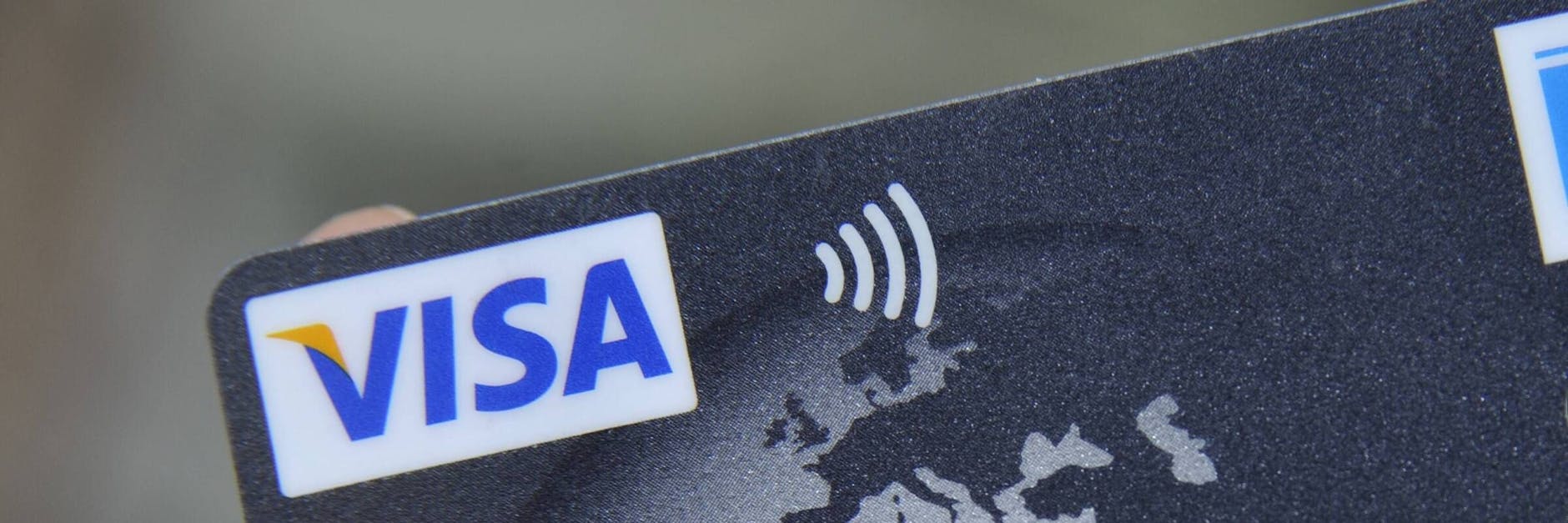 Die vier gebogenen Linien neben dem Namen der Kreditkartenfirma zeigen, dass die Karte für das kontaktlose Zahlen geeignet ist.