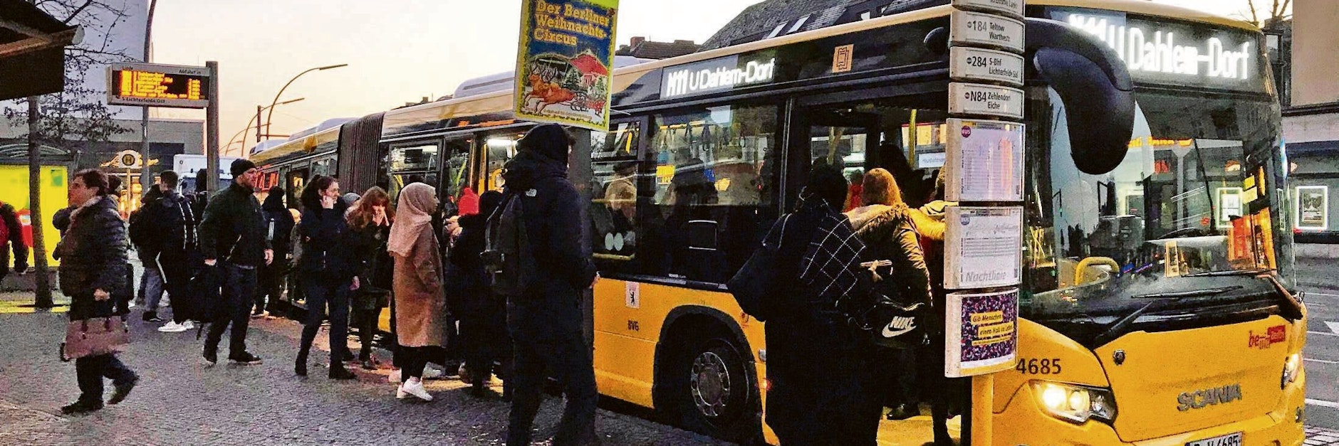 Mancher hat fast vergessen, dass man den Bus auch vorn betreten darf. Ganz neu ist aber, dass man mit Bargeld kein Ticket mehr beim Fahrer kaufen kann.