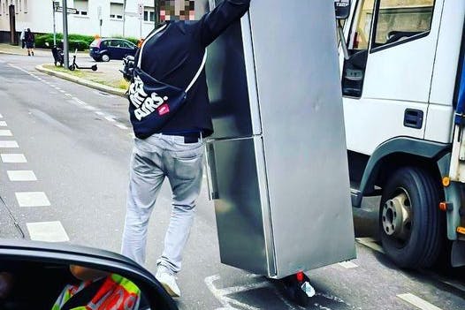 Die Besatzung eines Streifenwagens fotografierte den Mann, als er mit dem Kühlschrank auf einem Radweg in Kreuzberg unterwegs war. 