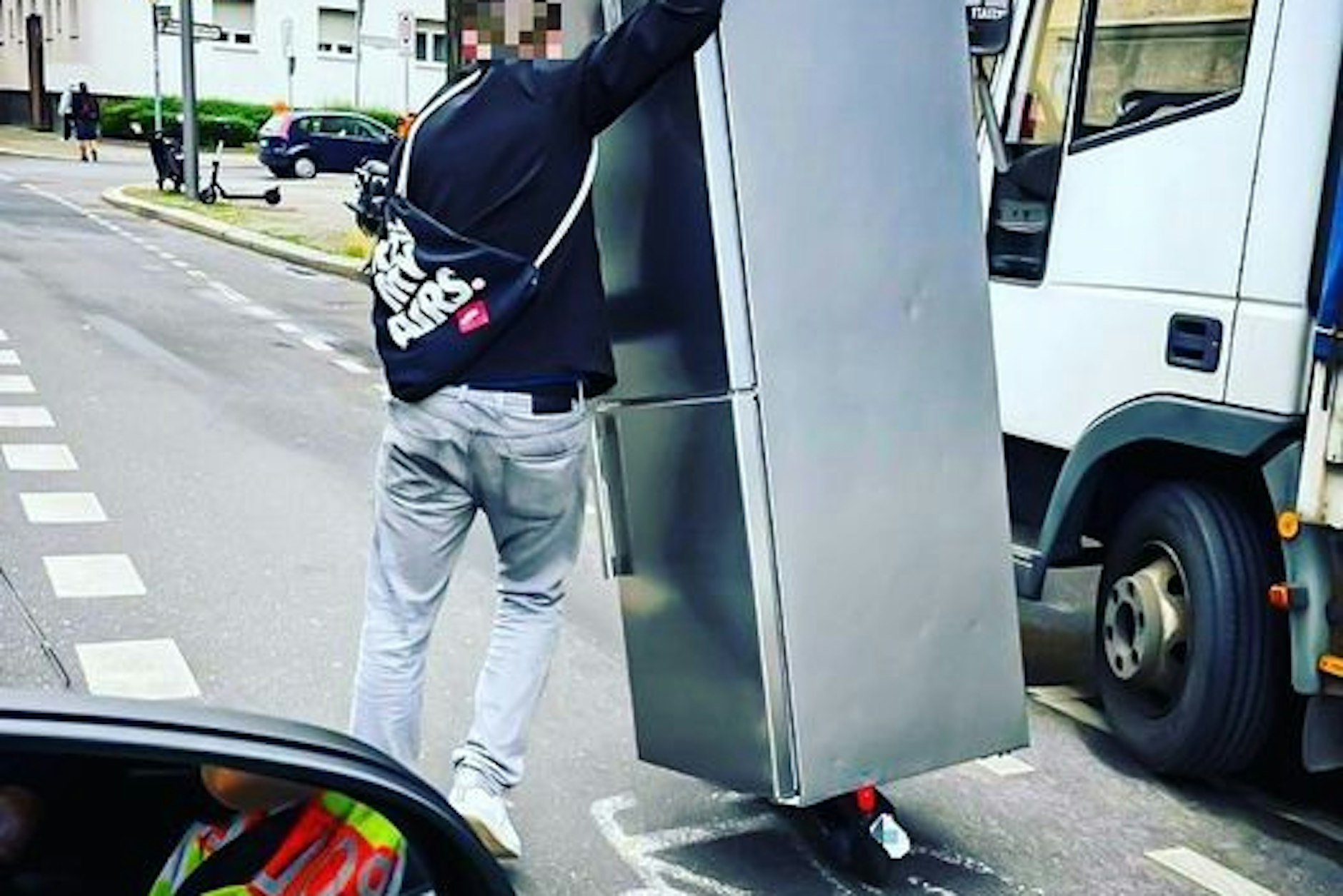 Die Besatzung eines Streifenwagens fotografierte den Mann, als er mit dem Kühlschrank auf einem Radweg in Kreuzberg unterwegs war.&nbsp;