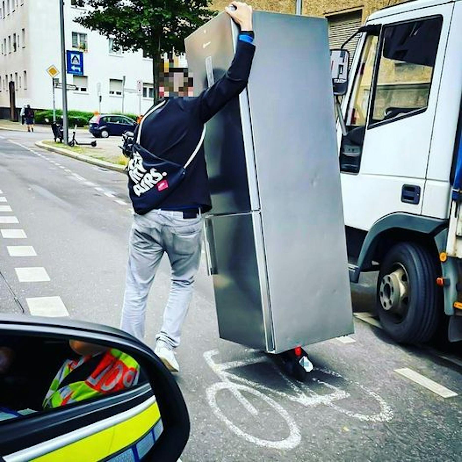 Angetrunkener Berliner löst mit Kühlschrank auf E-Scooter Polizeieinsatz aus