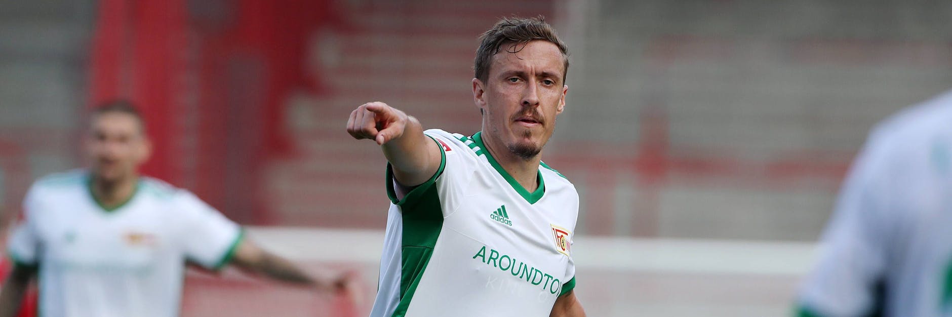 Max Kruse ziegt es an: da hinten liegt das Edelmetall. 