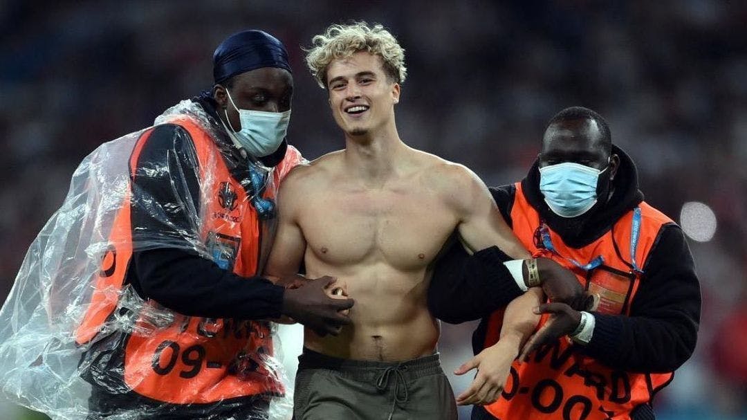 Adam Harison wurde von zwei Ordnern abgeführt, nachdem er unerlaubt im EM-Finale das Spielfeld betreten hatte.