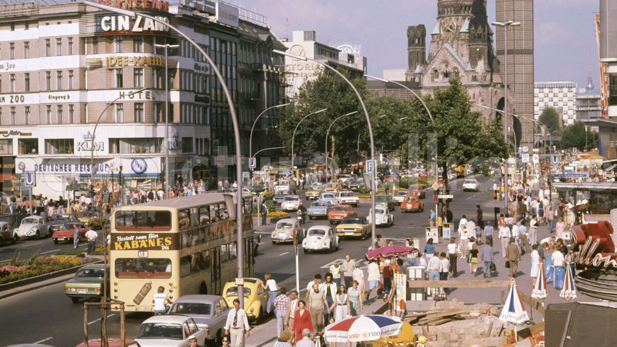 Der Kurfürstendamm in den 70ern. „Hier waren die breitesten Bürgersteige und die schönsten Nebenstraßen“, heißt es in „Schöner denn je“.