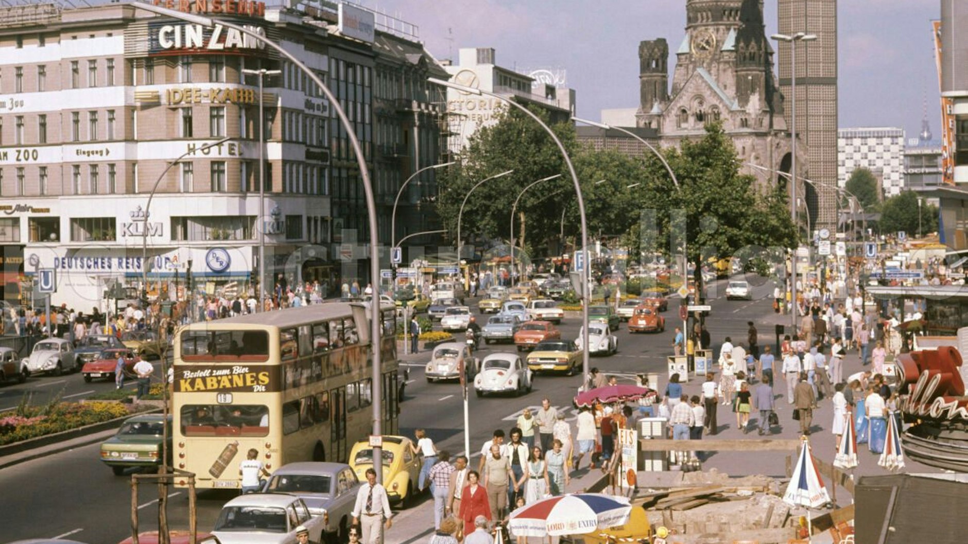 Der Kurfürstendamm in den 70ern. „Hier waren die breitesten Bürgersteige und die schönsten Nebenstraßen“, heißt es in „Schöner denn je“.