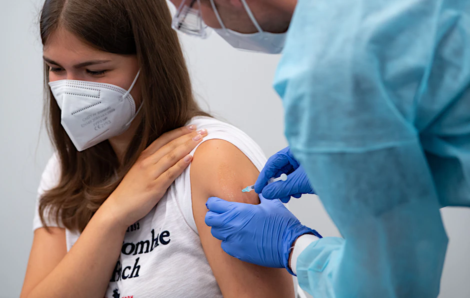 Die Debatte ums Impfen vor Ende der Sommerpause nimmt Fahrt auf. In Berlin gibt es derzeit kaum Impftermine für Kinder und Jugendliche.&nbsp;