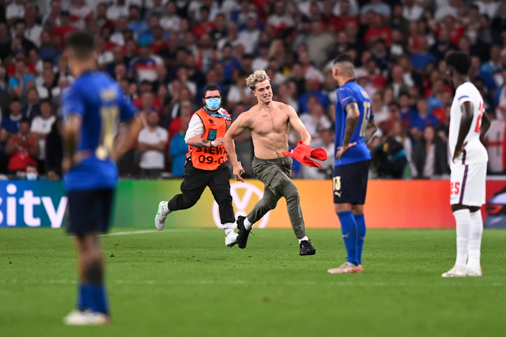ER war der Flitzer beim EM-Final zwischen Italien und England – und DAS ist seine irre Begründung!