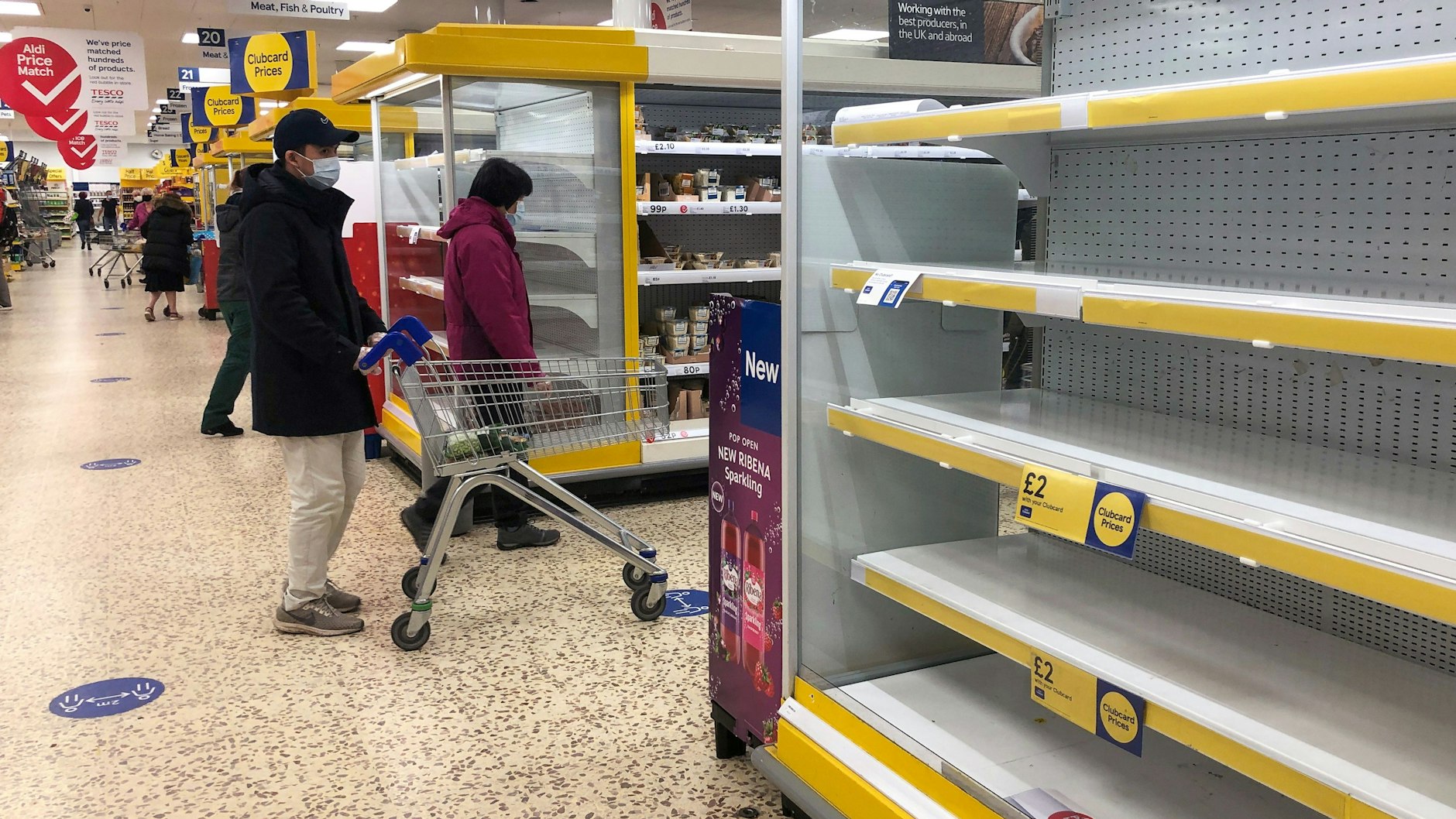 Erst Grenzschließungen wegen Corona, dann der Brexit: Immer wieder gab und gibt es Nachschubprobleme für britische Supermärkte.