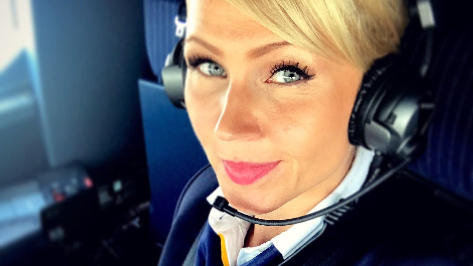 Marika Hinkey als Stewardess in ihrer Lufthansa-Uniform