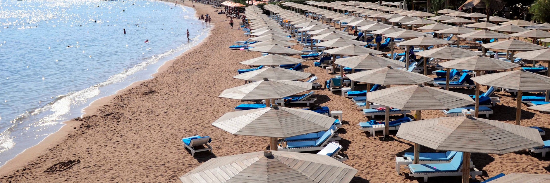 Ein Strand in Sharm el-Sheikh, Ägypten, am Roten Meer. Ägyptens Badeorte am Roten Meer sind nach Ansicht des dortigen Ministers für Tourismus und Altertümer anderthalb Jahre nach Beginn der Corona-Pandemie wieder sichere Reiseziele.