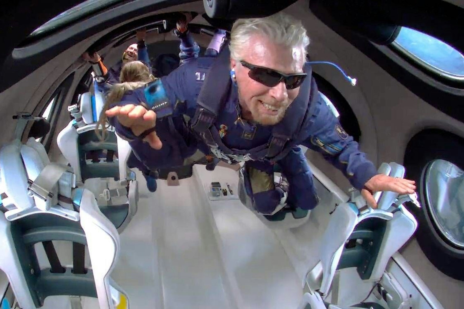 Völlig losgelöst: Richard Branson in der Schwerelosigkeit