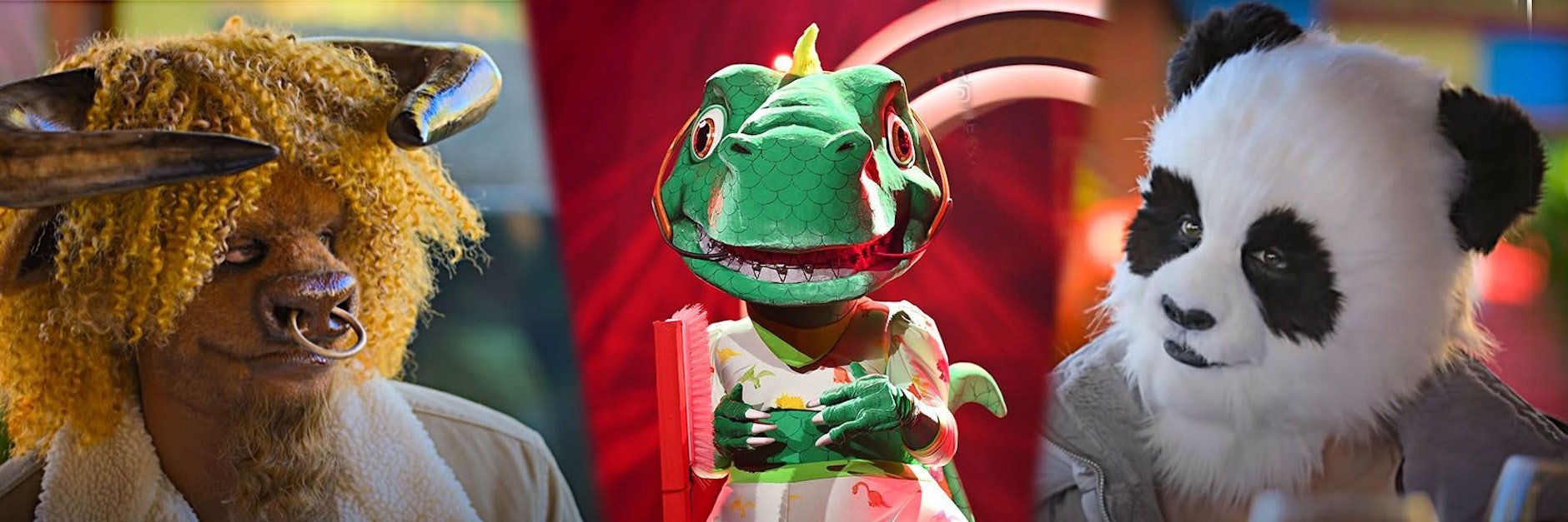 In der Show „Sexy Beasts“ suchen kostümierte Singles (rechts und links) die große Liebe - mit Masken, die sehr an „The Masked Singer“ erinnern (Mitte: der Dino gewann die letzte Stafffel).