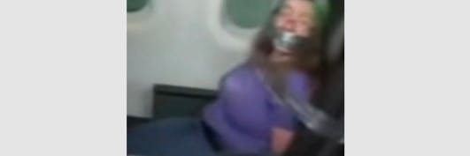 Die Frau wurde auf dem Flug mit Tape an einem Sitz fixiert.