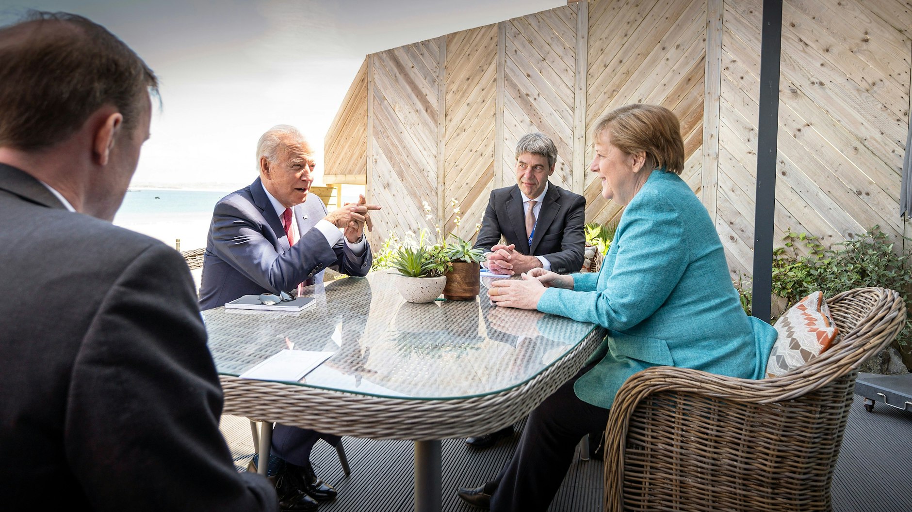 Bundeskanzlerin Angela Merkel (CDU) und US-Präsident Joe Biden (2.v.l.) sitzen zu Beginn ihres Gesprächs am Rande des G7-Gipfels mit ihren außenpolitischen Beratern Jan Hecker (2.v.r.) und Jake Sullivan (l) zusammen.&nbsp;